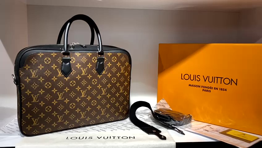 LV DOCUMENTS BAG