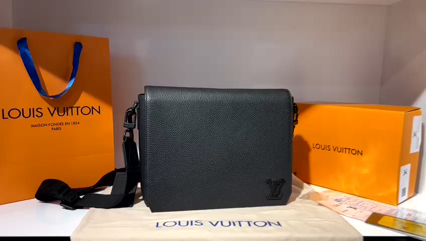 LV MESSENGER BAG